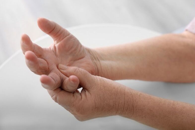 Pain in hands and fingers is a common symptom of cervical osteochondrosis. 